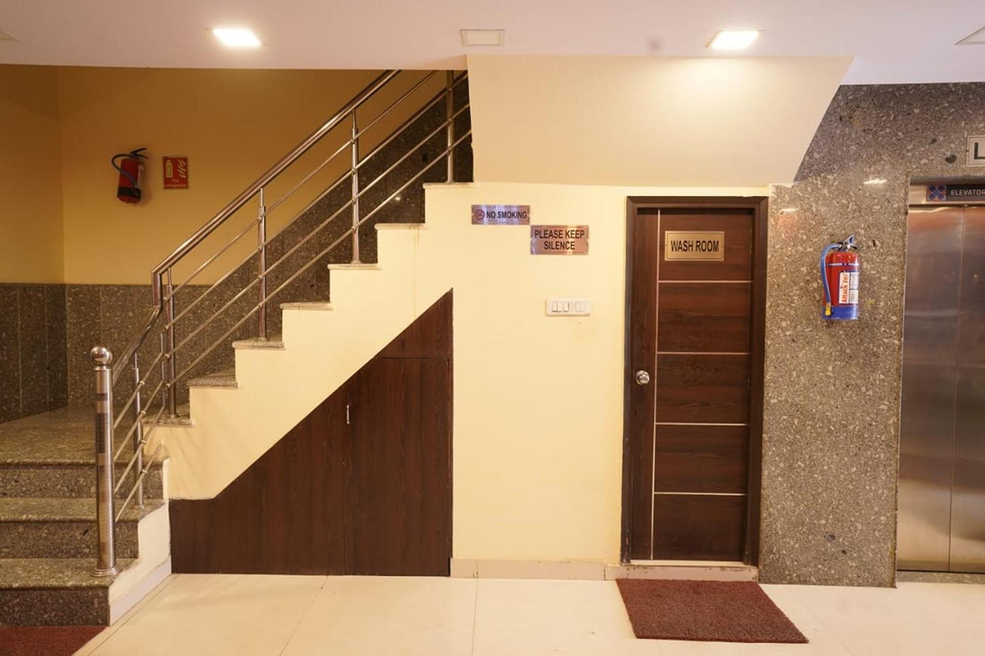 Hotel Tourist Palace New Delhi Bagian luar foto